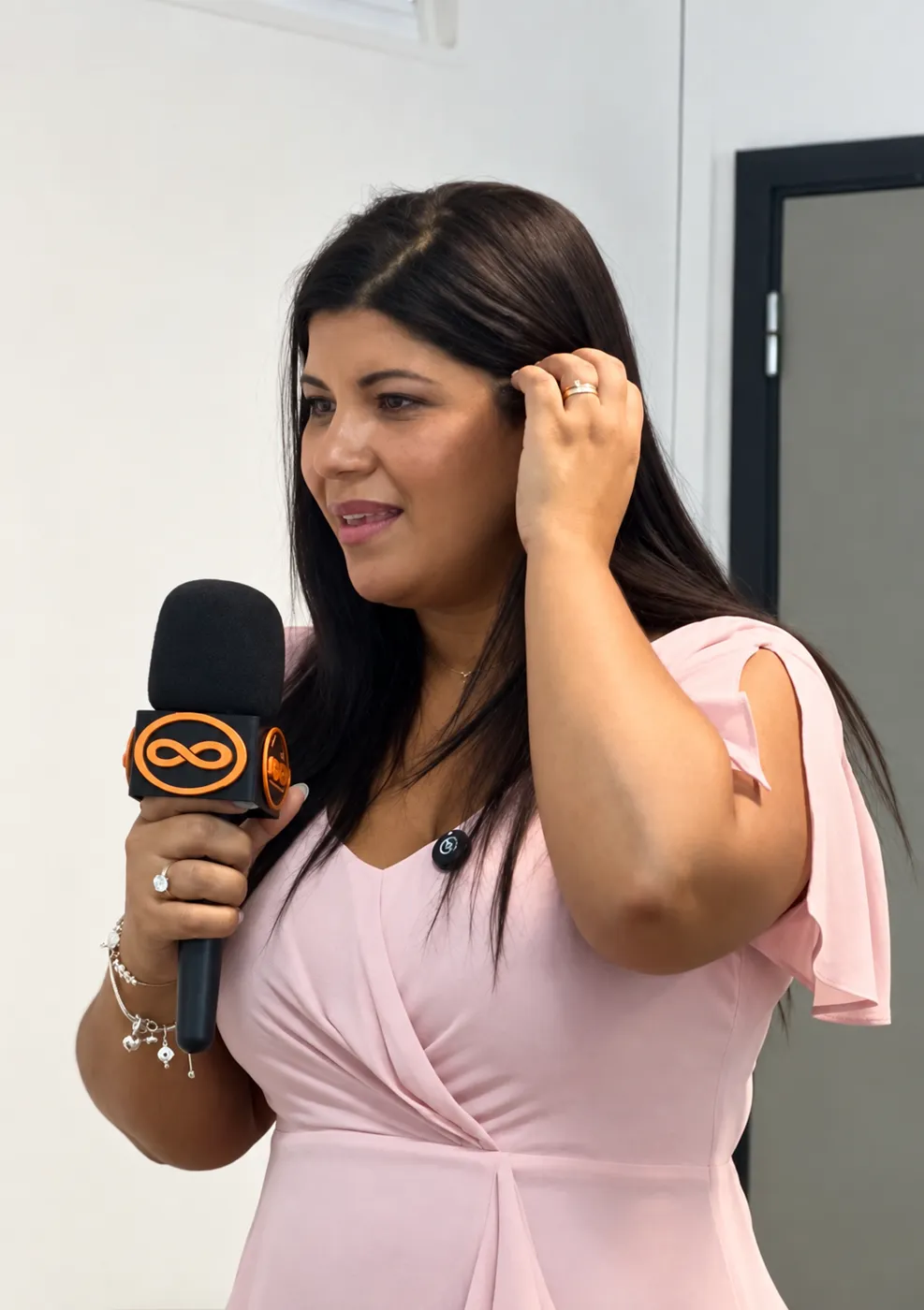 Suzelle con il microfono durante l'intervento