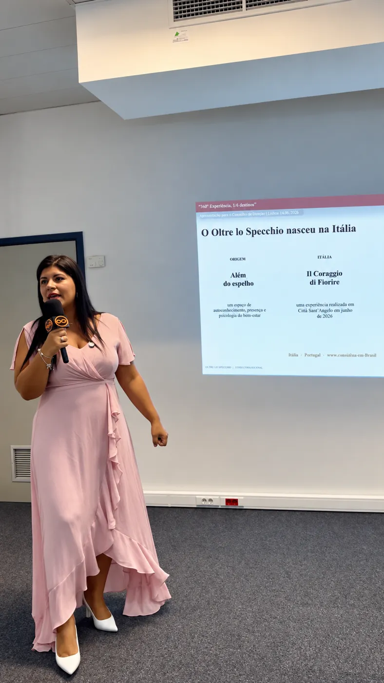 Suzelle sul palco a Lisbona, accanto alla slide «O Oltre lo Specchio nasceu na Itália»
