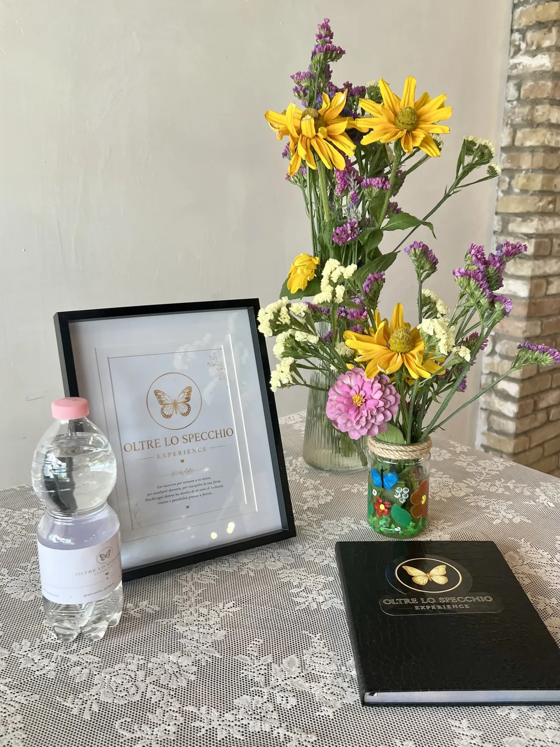 Allestimento con fiori di campo e il quadro di Oltre lo Specchio