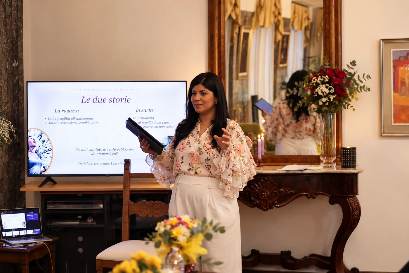 Suzelle Pimentel presenta le due storie durante il workshop