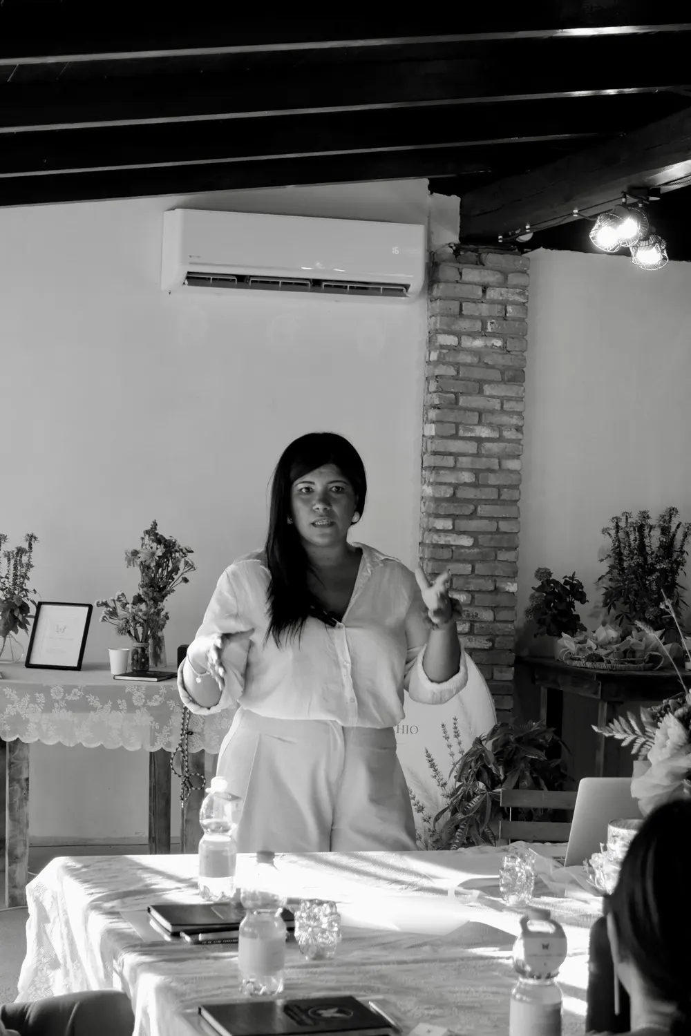 Suzelle Pimentel durante l'incontro, in bianco e nero