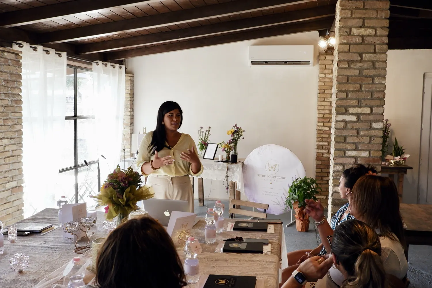 Suzelle Pimentel conduce un incontro di Oltre lo Specchio